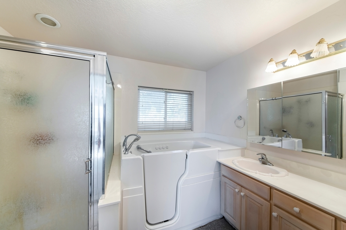 Walk-in Tubs for Seniors in Canada: A Comprehensive Guide